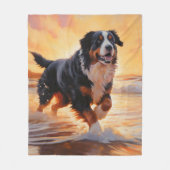 Sandy Paws Berner Berghond op Strand Zonsondergang Fleece Deken (Voorkant)