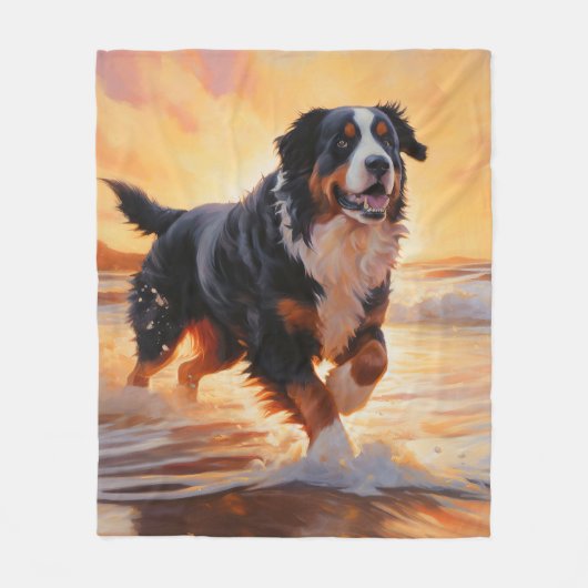 Sandy Paws Berner Berghond op Strand Zonsondergang Fleece Deken (Voorkant)