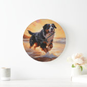 Sandy Paws Berner Berghond op Strand Zonsondergang Grote Klok (Huis)