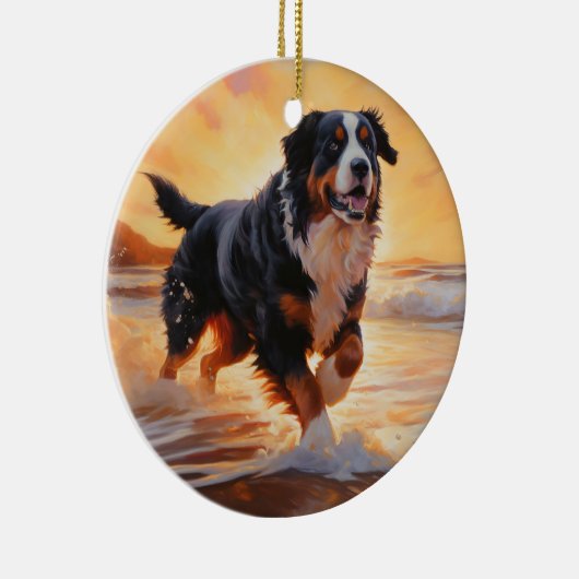 Sandy Paws Berner Berghond op Strand Zonsondergang Keramisch Ornament (Rechts)