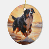 Sandy Paws Berner Berghond op Strand Zonsondergang Keramisch Ornament (Links)