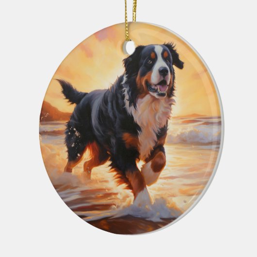 Sandy Paws Berner Berghond op Strand Zonsondergang Keramisch Ornament (Links)