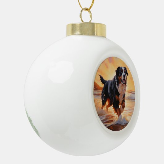 Sandy Paws Berner Berghond op Strand Zonsondergang Keramische Bal Ornament (Links)
