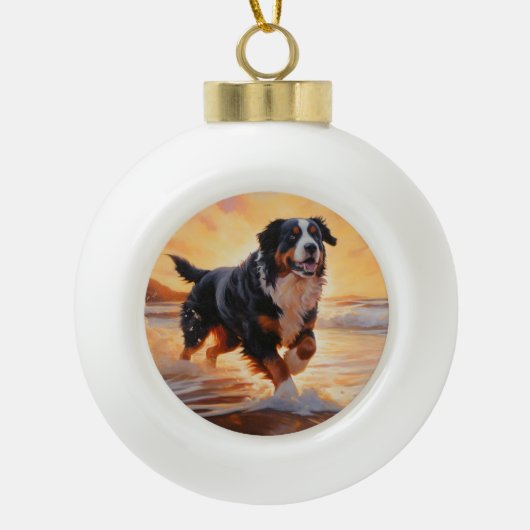 Sandy Paws Berner Berghond op Strand Zonsondergang Keramische Bal Ornament (Voorkant)