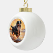 Sandy Paws Berner Berghond op Strand Zonsondergang Keramische Bal Ornament (Rechts)