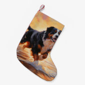 Sandy Paws Berner Berghond op Strand Zonsondergang Kleine Kerstsok (Voorkant (Hangend))