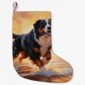 Sandy Paws Berner Berghond op Strand Zonsondergang Kleine Kerstsok (Voorkant)