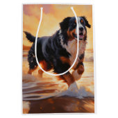 Sandy Paws Berner Berghond op Strand Zonsondergang Medium Cadeauzakje (Voorkant)