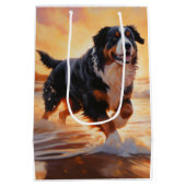 Sandy Paws Berner Berghond op Strand Zonsondergang Medium Cadeauzakje (Achterkant)