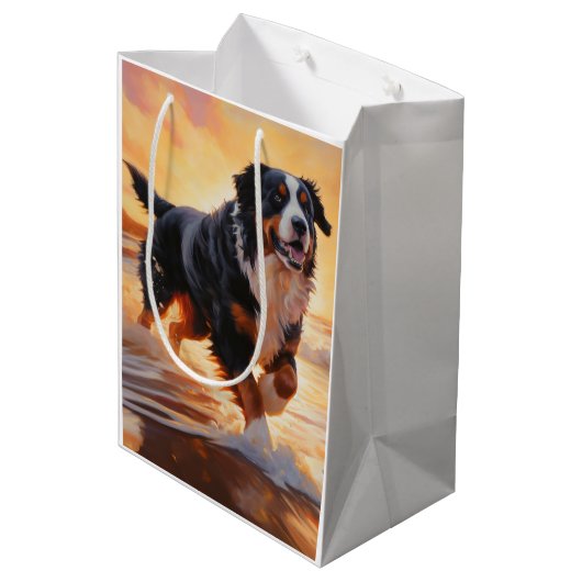 Sandy Paws Berner Berghond op Strand Zonsondergang Medium Cadeauzakje (Achterkant Gekanteld)