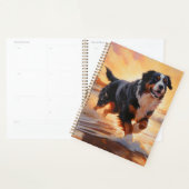 Sandy Paws Berner Berghond op Strand Zonsondergang Planner (Display)