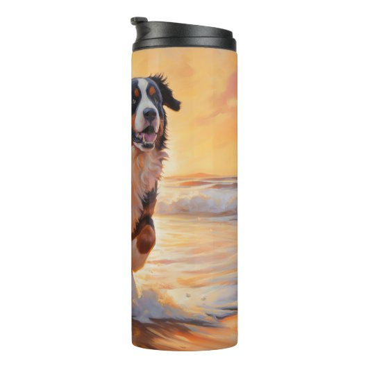 Sandy Paws Berner Berghond op Strand Zonsondergang Thermosbeker (Geroteerd rechts)