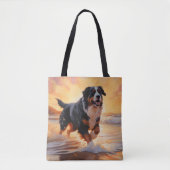 Sandy Paws Berner Berghond op Strand Zonsondergang Tote Bag (Voorkant)
