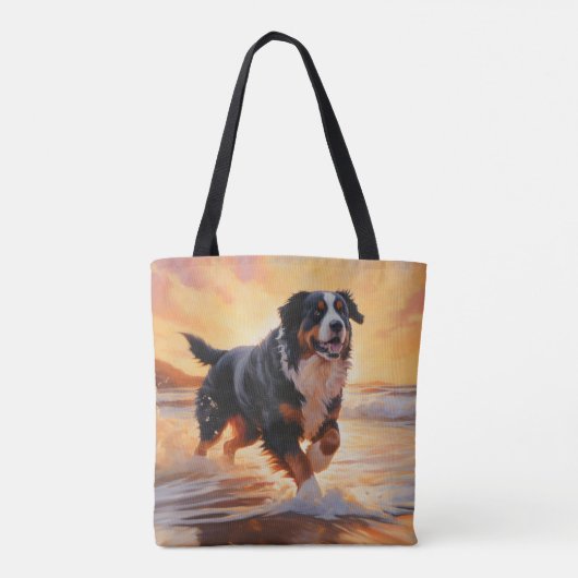 Sandy Paws Berner Berghond op Strand Zonsondergang Tote Bag (Achterkant)