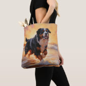 Sandy Paws Berner Berghond op Strand Zonsondergang Tote Bag (Dichtbij)