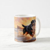 Sandy Paws Berner Sennenhond op het strand bij zon Koffiemok (Voorkant rechts)