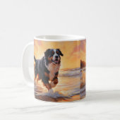 Sandy Paws Berner Sennenhond op het strand bij zon Koffiemok (Voorkant links)