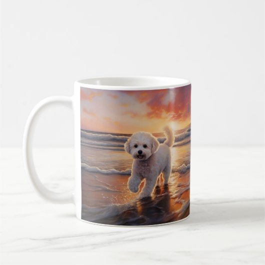 Sandy Paws Bichon Frise-hond op het strand bij zon Koffiemok (Links)