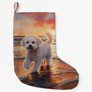 Sandy Paws Bichon Frise-hond op strand zonsonderga Kleine Kerstsok