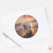 Sandy Paws Bichon Frise Hond op Strand Zonsonderga Ronde Sticker (Envelop)