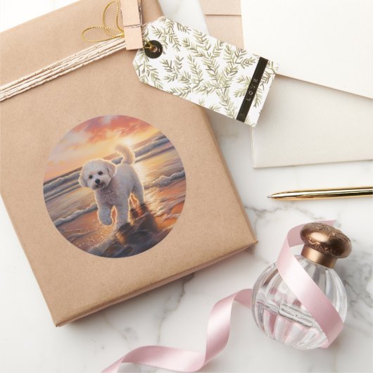 Sandy Paws Bichon Frise Hond op Strand Zonsonderga Ronde Sticker (Geschenken)