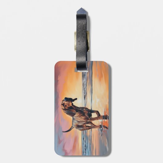 Sandy Paws bloedhond op strand zonsondergang Bagagelabel (Achterkant verticaal)