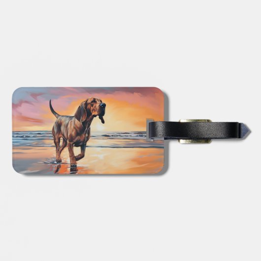 Sandy Paws bloedhond op strand zonsondergang Bagagelabel (Achterkant horizontaal)