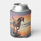 Sandy Paws bloedhond op strand zonsondergang Blikjeskoeler (Blikje Voorkant)