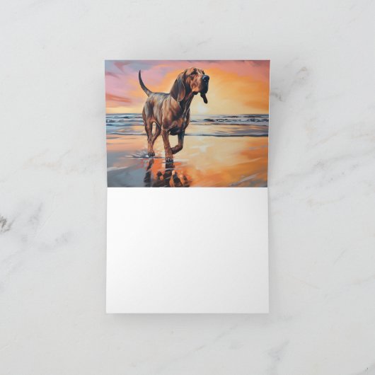 Sandy Paws bloedhond op strand zonsondergang Kaart (Binnen)