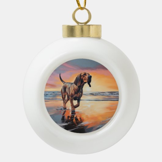 Sandy Paws bloedhond op strand zonsondergang Keramische Bal Ornament (Voorkant)
