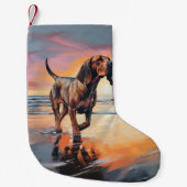 Sandy Paws bloedhond op strand zonsondergang Kleine Kerstsok (Voorkant)