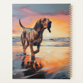 Sandy Paws bloedhond op strand zonsondergang Planner (Achterkant)