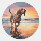Sandy Paws bloedhond op strand zonsondergang Ronde Sticker (Voorkant)