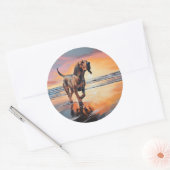 Sandy Paws bloedhond op strand zonsondergang Ronde Sticker (Envelop)
