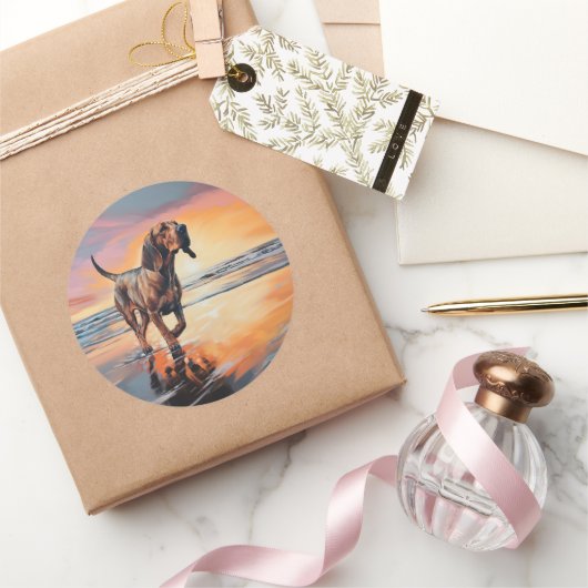 Sandy Paws bloedhond op strand zonsondergang Ronde Sticker (Geschenken)