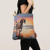 Sandy Paws bloedhond op strand zonsondergang Tote Bag (Dichtbij)
