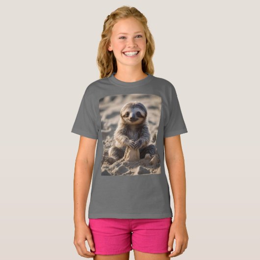 Sandy Shores: Baby Sloth Bouw Zandkastelen, T-shirt (Voorkant volledig)