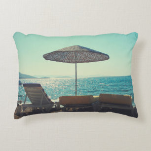 Sandy strand op een zonnige namiddag met parasols accent kussen