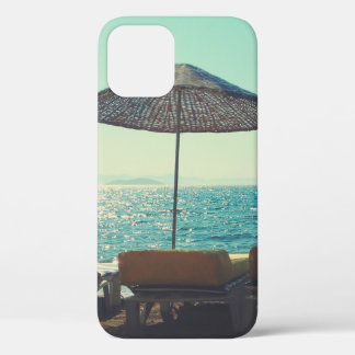 Sandy strand op een zonnige namiddag met parasols  Case-Mate iPhone case