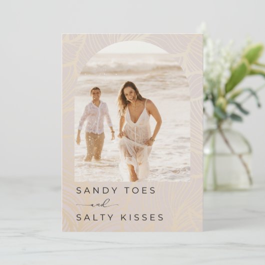 Sandy Toes Arch Foto Strand Bruiloft Save the Date (Staand voorkant)