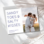 Sandy Toes Foto Strand Bruiloft Save the Date Aankondigingskaart<br><div class="desc">Nodig vrienden en familie uit om je strandtrouwdatum te reserveren met deze foto "Sandy Toes & Salty Kisses"-ontwerp,  waarmee je de date briefkaarten kunt bewaren. Pas aan met uw foto op de voorzijde en voeg details aan de achterkant van de kaart toe.</div>