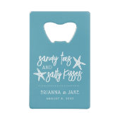 Sandy Toes Salty Kisses Destination Wedding Favor Creditkaart Flessenopener (Voorkant)