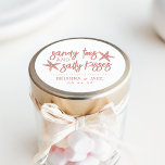 Sandy Toes, Salty Kisses Destination Wedding Favor Ronde Sticker<br><div class="desc">Ideaal voor je bruiloft voor je bestemming,  dit stroperige ontwerp is voorzien van zandige tenen en zout kussen in koraalletters met twee zeester. Pas je naam aan met je trouwdatum eronder.</div>