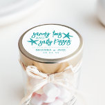 Sandy Toes, Salty Kisses Destination Wedding Favor Ronde Sticker<br><div class="desc">Ideaal voor je bruiloft voor je bestemming,  dit beachy ontwerp is voorzien van zandige tenen en zout kussen in tropische blauwgroen letters met twee zeester. Pas je naam aan met je trouwdatum eronder.</div>