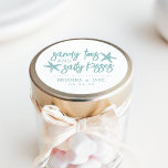 Sandy Toes, Salty Kisses Destination Wedding Favor Ronde Sticker<br><div class="desc">Ideaal voor je bruiloft van bestemming,  dit stroperige ontwerp is voorzien van zandige tenen en zout kussen in tropische turquoise-letters met twee zeester. Pas je naam aan met je trouwdatum eronder.</div>