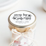 Sandy Toes, Salty Kisses Destination Wedding Favor Ronde Sticker<br><div class="desc">Ideaal voor je bruiloft voor je bestemming,  dit stroperige ontwerp is voorzien van zandige tenen en zout kussen in zwart met zachte as en twee zeester. Pas je naam aan met je trouwdatum eronder.</div>