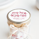 Sandy Toes, Salty Kisses Destination Wedding Favor Ronde Sticker<br><div class="desc">Ideaal voor je bruiloft voor je bestemming,  dit beachy ontwerp is voorzien van zandige tenen en zout kussen in tropisch roze letters met twee zeester. Pas je naam aan met je trouwdatum eronder.</div>
