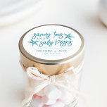 Sandy Toes, Salty Kisses Destination Wedding Favor Ronde Sticker<br><div class="desc">Ideaal voor je bruiloft van bestemming,  dit stroperige ontwerp is voorzien van zandige tenen en zout kussen in tropische turquoise blauwe letters met twee zeester. Pas je naam aan met je trouwdatum eronder.</div>
