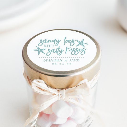 Sandy Toes, Salty Kisses Destination Wedding Favor Ronde Sticker