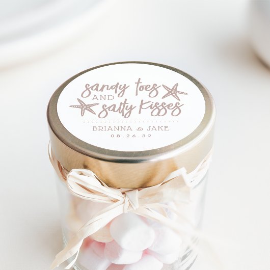 Sandy Toes, Salty Kisses Destination Wedding Favor Ronde Sticker